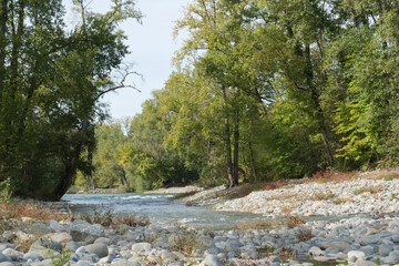 Apr&egrave;s une cascade impressionnante, le Gave d'Oloron est d&eacute;sormais tranquille et continue sa route au milieu des cailloux et des rochers