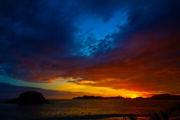 Fototapeta na wymiar La bahía de Acapulco con sus impresionantes atardeceres una vista desde la playa del Morro. 