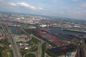 Fototapeta na wymiar Hamburg Luftbild Hafenanlage Industrie Industrieanlage Autobahn Brücke Schiff Elbe
