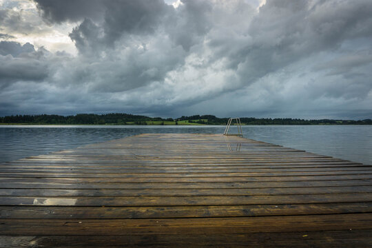 Steg Bannwaldsee Wolken Blause Stunde