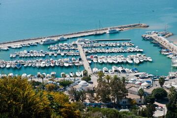 Tunesien Tunis Hafen Schiffe Meer blau Berge baues Dorf
Häuser Nebel