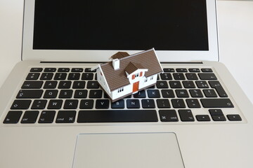 ordinateur et maison