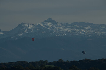 Quel bonheur de survoler la campagne et la montagne en montgolfière par un beau jour d'automne dans les Pyrénées Atlantique © Ayma