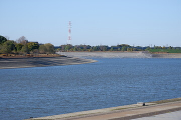 川のある公園