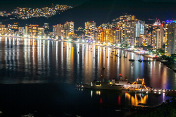 Vista nocturna de la bahía de Acapulco desde la carretera escénica 