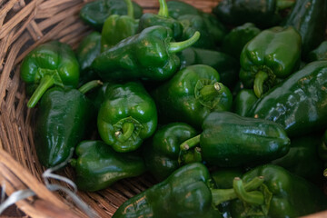 Cesta de pimientos frecos verde saludables y orgánicos
