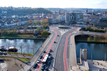 Saarbrücken, Wilhelm-Heinrich-Brücke mit Verkehrskreisel und Fahrradwegen im Gegenlicht