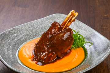 Lamb leg with cream sauce