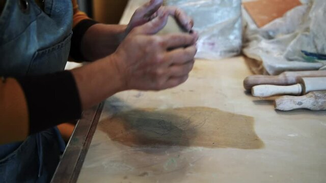 Amasando cerámica de barro para alfarería