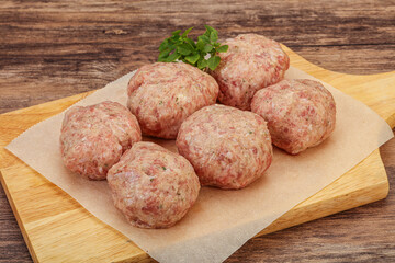 Raw turkey meatball for cooking