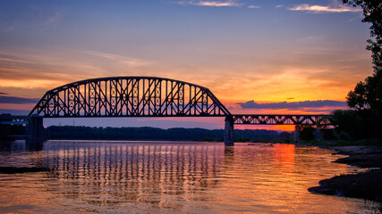 Fototapeta na wymiar The Historic Fourteenth Street Bridge over the Ohio river, connecting Kentucky and Indiana