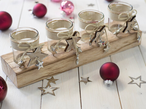 Adventskranz aus Holz mit Weihnachtskugeln 