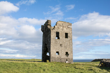 Fototapeta na wymiar Abandoned signal tower on the edge of the seven heads cliffs, West Cork Ireland 