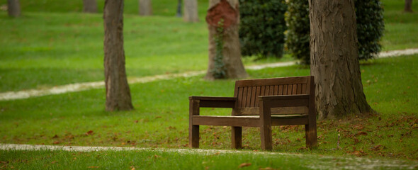 Naklejka premium wooden seat standing in the park