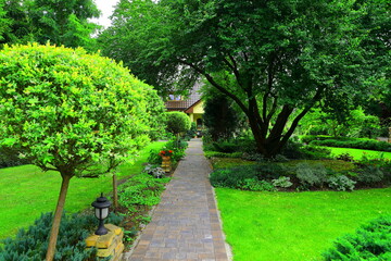Ścieżka w przydomowym ogrodzie - architektura i aranżacja ogrodowa