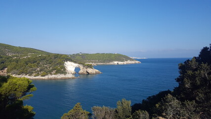 Ausblick vom Torre Porticello auf den Arco di San Felice e la Baia bei Vieste