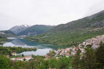 Fototapeta na wymiar Abruzzo: The characteristic village of Barrea and on the homonymous lake