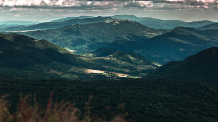 Przepiękna górska dolina na pograniczu Polski i Ukrainy. Szeroki widok z Tarnicy, Bieszczady, Polska © Przemysław Głowik