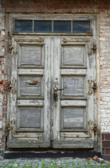 Fototapeta na wymiar alte und verwitterte zweiflügelige Holztüre