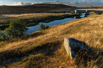pont de pierre au crépuscule en Aubrac