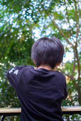 シマトネリコの木のある庭で遊ぶ日本人の子供