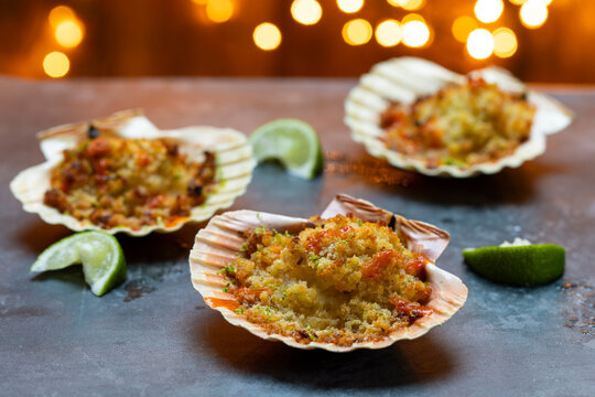 Baked scallops with spicy breadcrumbs