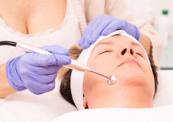 mujer haciendose un tratado facial y lifting de pestañas