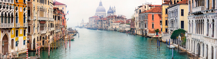 Fototapety  Niesamowita romantyczna Wenecja. Widok na Canal Grande z mostu Akademii. Włochy