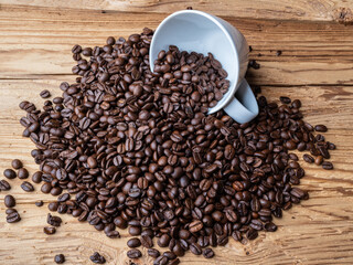 Kaffeebohnen in weißer Tasse