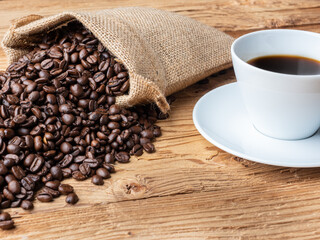 Tasse Kaffe mit frisch gerösteten Kaffeebohnen