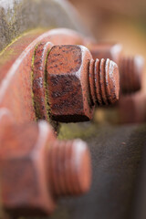 detail einer Mutter mit Gewindebolzen an einem Flansch