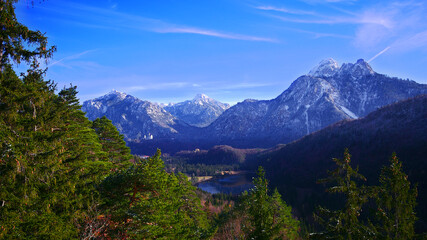 Füssen, Deutschland: Blick auf den Alpsee hinter dem die Schlosser Neuschwanstein und Hohenschwangau liegen