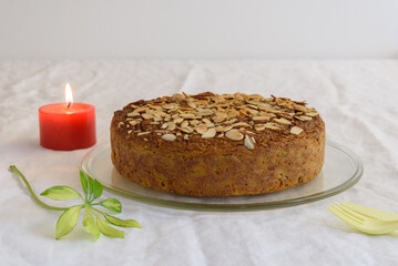 torta de chocolate con vela roja  y flor verde 
