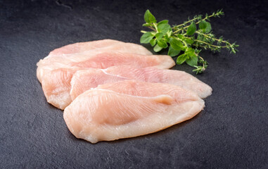Rohes traditionelles Hähnchen Schnitzel Filet mit Kräuter angeboten als close-up auf einem...