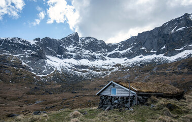 Fototapeta na wymiar hut in the mountains