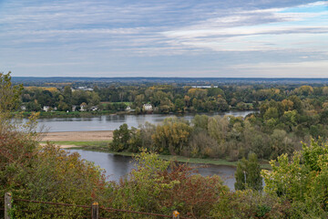 Fototapeta na wymiar Le confluent entre la Loire et la Vienne, vu depuis les hauteurs de Candes-Saint-Martin