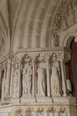 D&eacute;tail des sculptures sur la fa&ccedil;ade de la coll&eacute;giale Saint-Martin de Candes-Saint-Martin, Indre-et-Loire, France