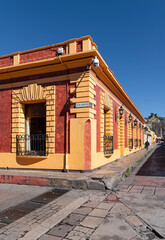 Fototapeta na wymiar Street corner with colonial style architecture, San Cristobal de las Casas, Chiapas, Mexico.