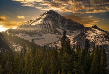 Deze afbeelding toont een episch winters berglandschap bij Lone Peak in Big Sky, Montana.