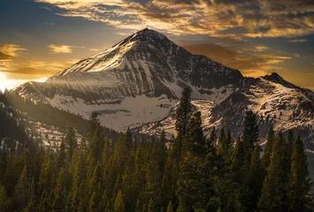 Zelfklevend Fotobehang Deze afbeelding toont een episch winters berglandschap bij Lone Peak in Big Sky, Montana. © Gypsy Picture Show
