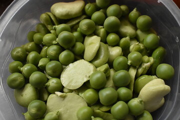 Cocinar dentro del hogar para alimentar a la familia con amor y cariño.
