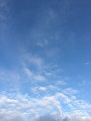 空と雲と太陽の背景