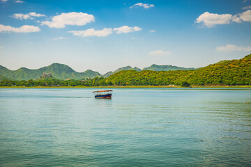 Fototapeta na wymiar Mesmerizing view of Fateh Sagar Lake situated in the city of Udaipur, Rajasthan, India. It is an artificial lake popular for boating among tourist who visits City of lakes to enjoy vacations.