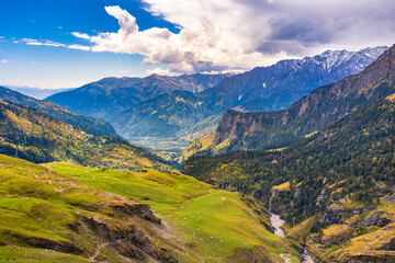 Fototapeta na wymiar Mesmerizing view en-route to Rohtang pass of Pir Panjal himalayas mountain range on leh Manali highway, Himachal Pradesh, India.