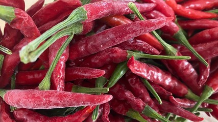 大量の赤唐辛子/鷹の爪を冷凍保存します。