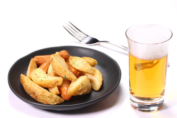 ウｲンナーソーセージとフライドポテトとビール