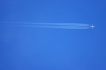 青天に一条の飛行機雲