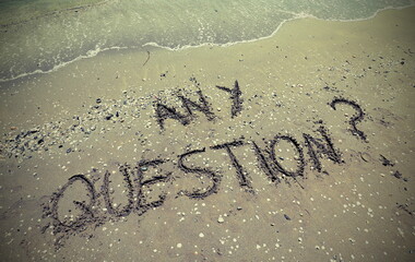 Fototapeta premium text any question written in the sand of the beach by the sea