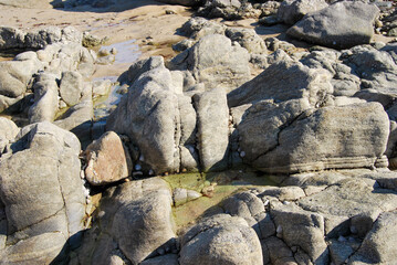 Plage du Rocher du Lutin à l'Herbaudière, sur l'Ile de Noirmoutier, qui montre de nombreux rochers à marée basse