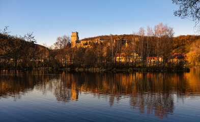 Fototapeta na wymiar Herbstabendsonne Ruinenspiegelung im Donausee